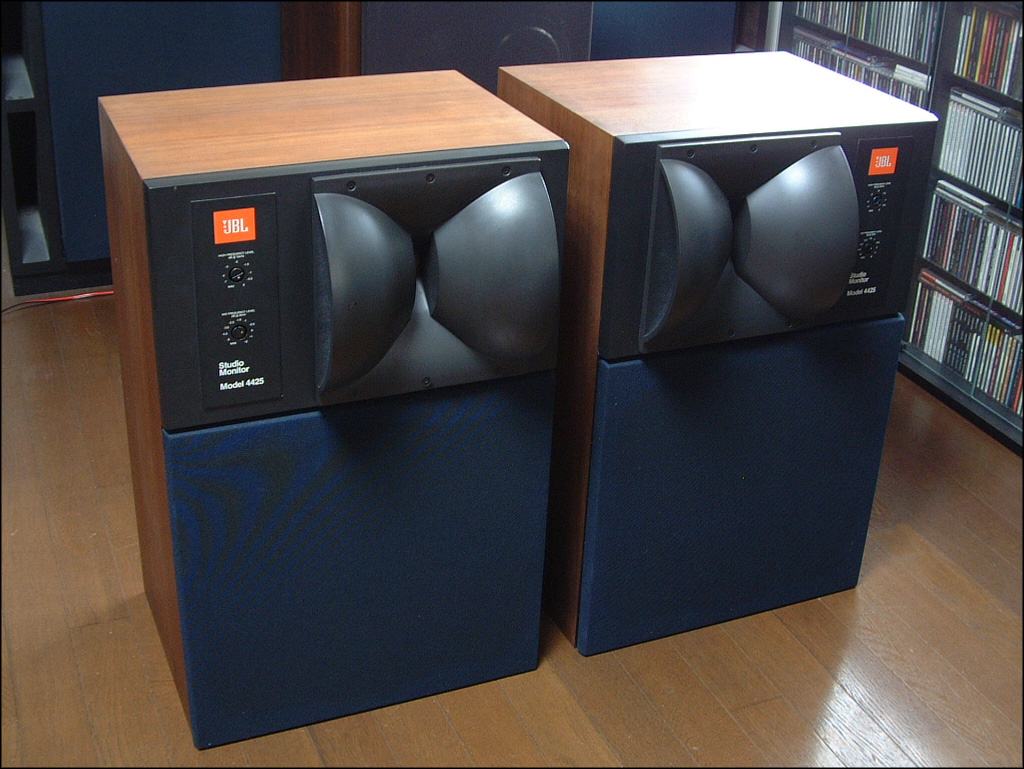 下地補修・ウォールナット突板張替・ウレタン塗装完了