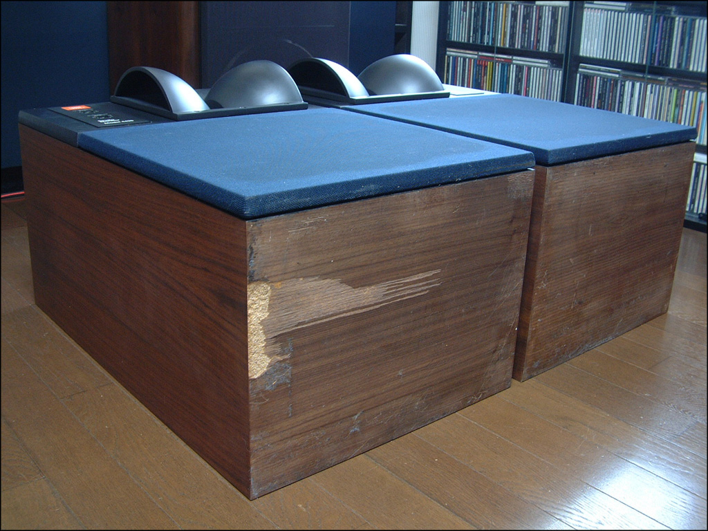 底面の突板が剥がれ、下地が崩れたJBLスピーカー