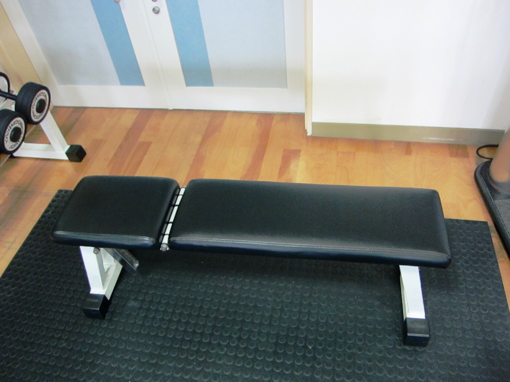 汗や摩擦に強い高耐久素材で張り替えられたジム機具（タイプA）