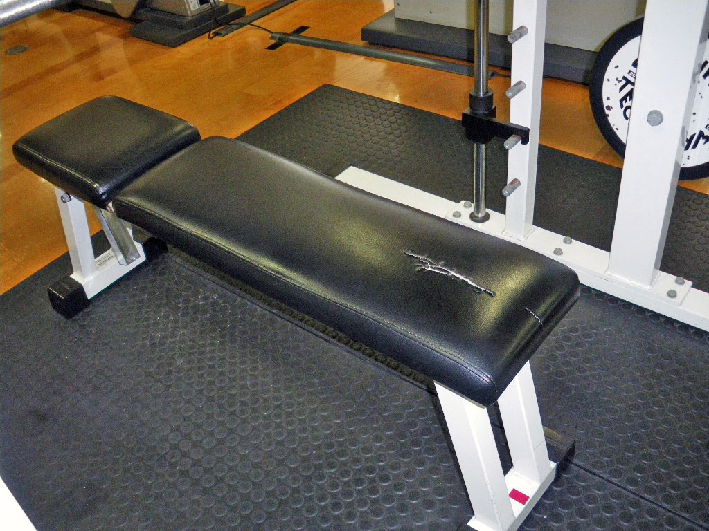 激しい摩擦で張地が破れてしまったジム機具（タイプA）