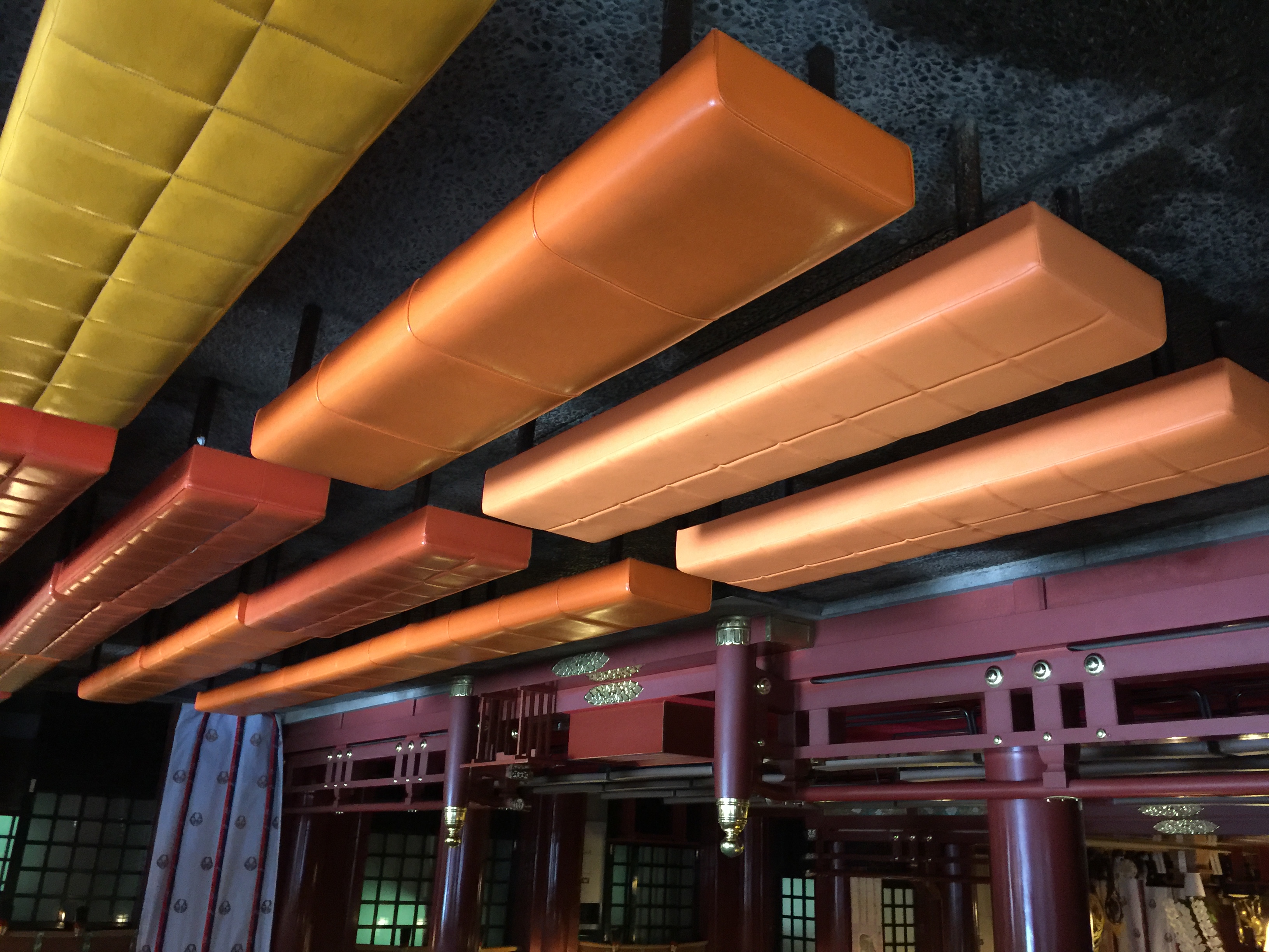 美しく厳かな空間にふさわしく張り替えられた待合室ベンチ 修理後