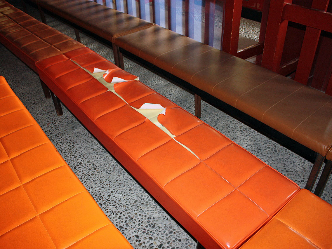 経年劣化が見られる祐徳稲荷神社の待合室ベンチ 修理前