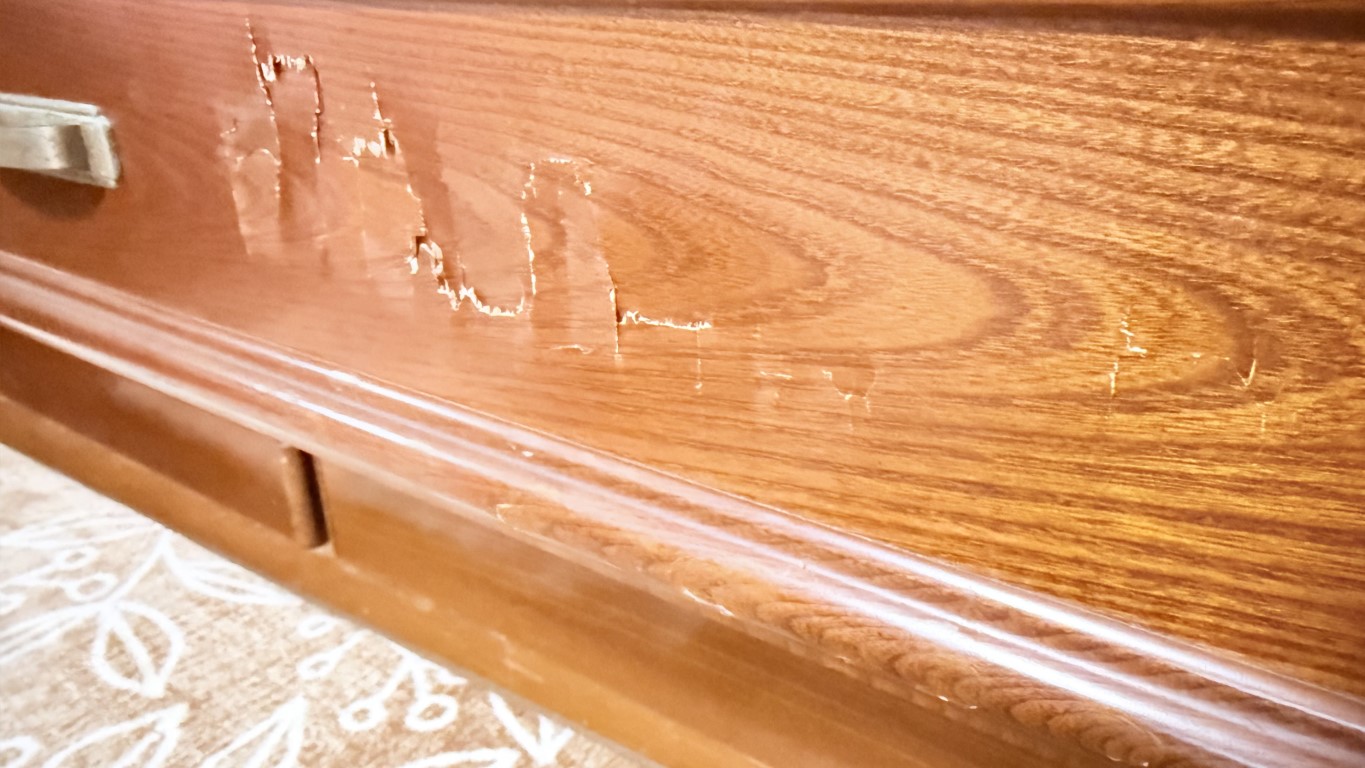 穴が開いてしまった婚礼箪笥の引き出し