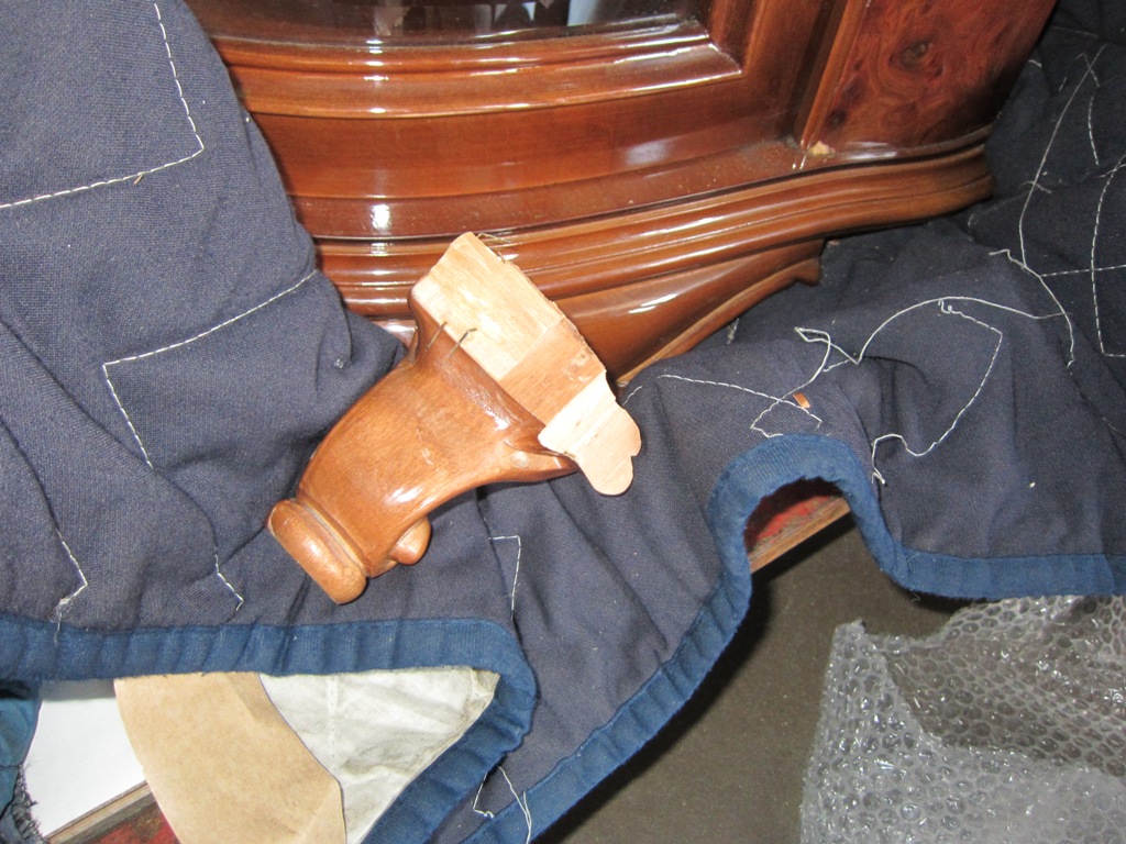 折れた猫脚の家具修理前