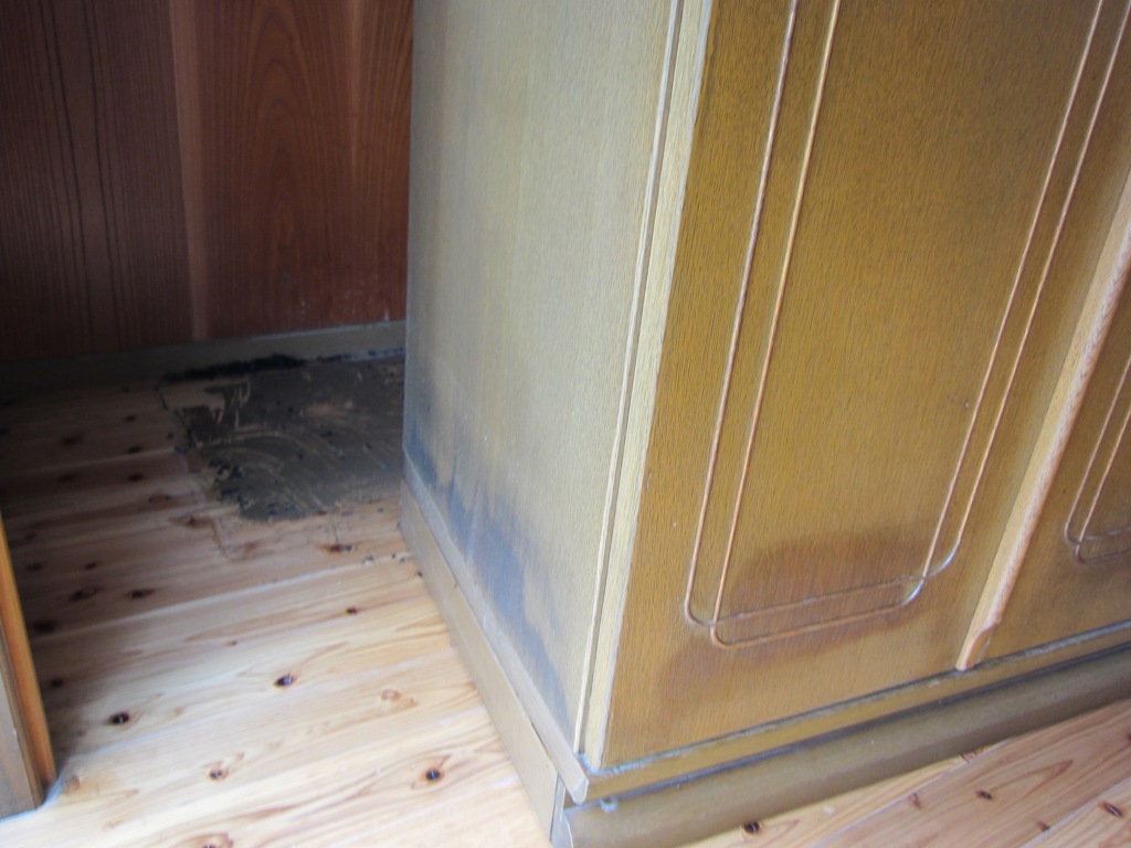水害にあわれた家具の側面修理前
