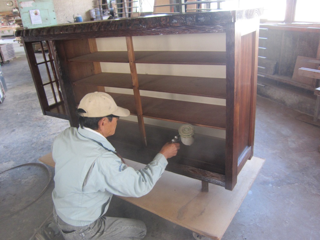 職人による吹き付け塗装作業