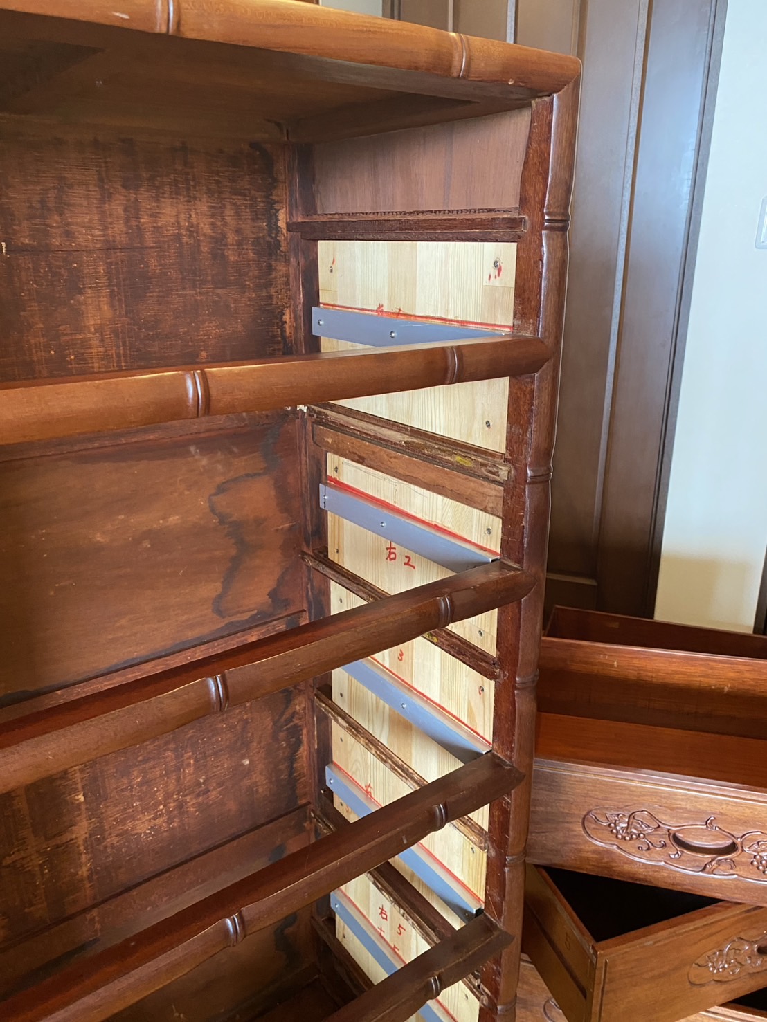 歪んで開閉困難になった唐木箪笥