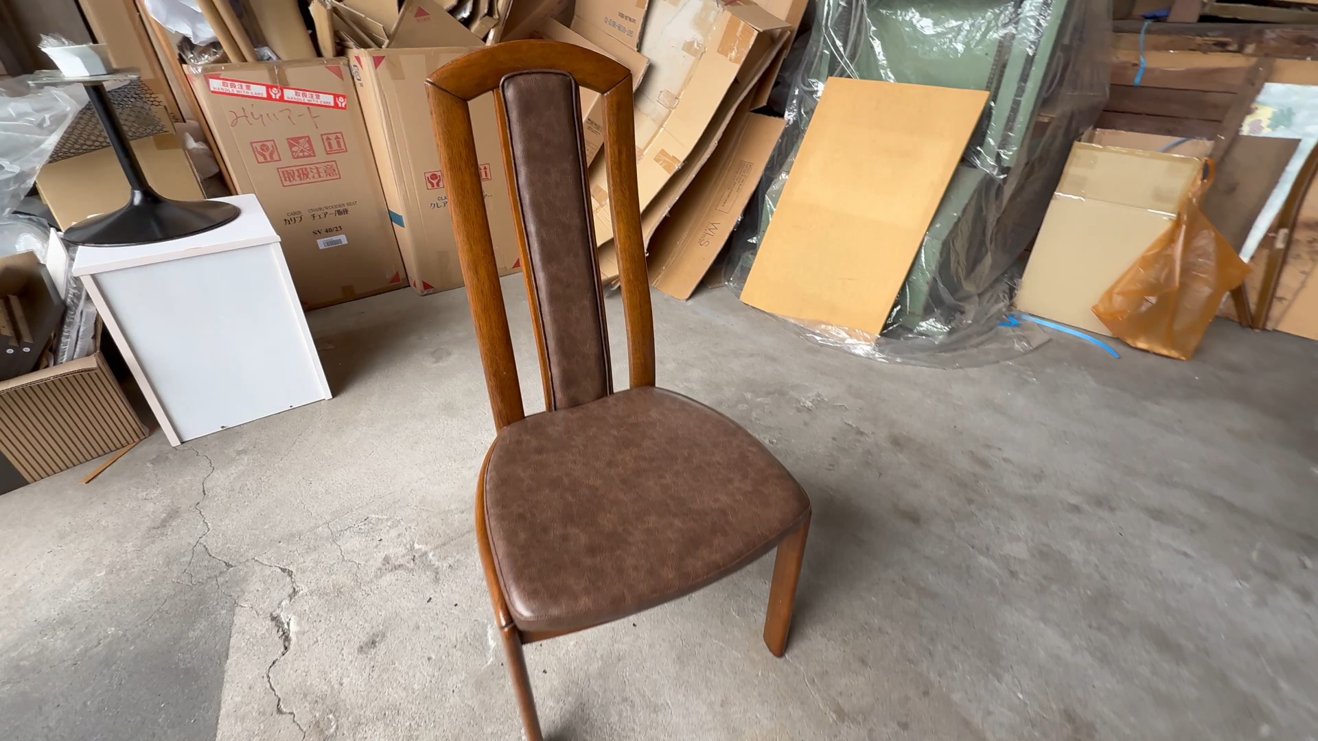 アンティーク調合皮で張替えたカリモクチェア