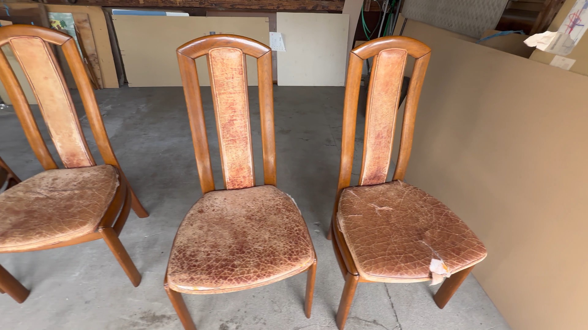 修理前のカリモク製ダイニングチェア