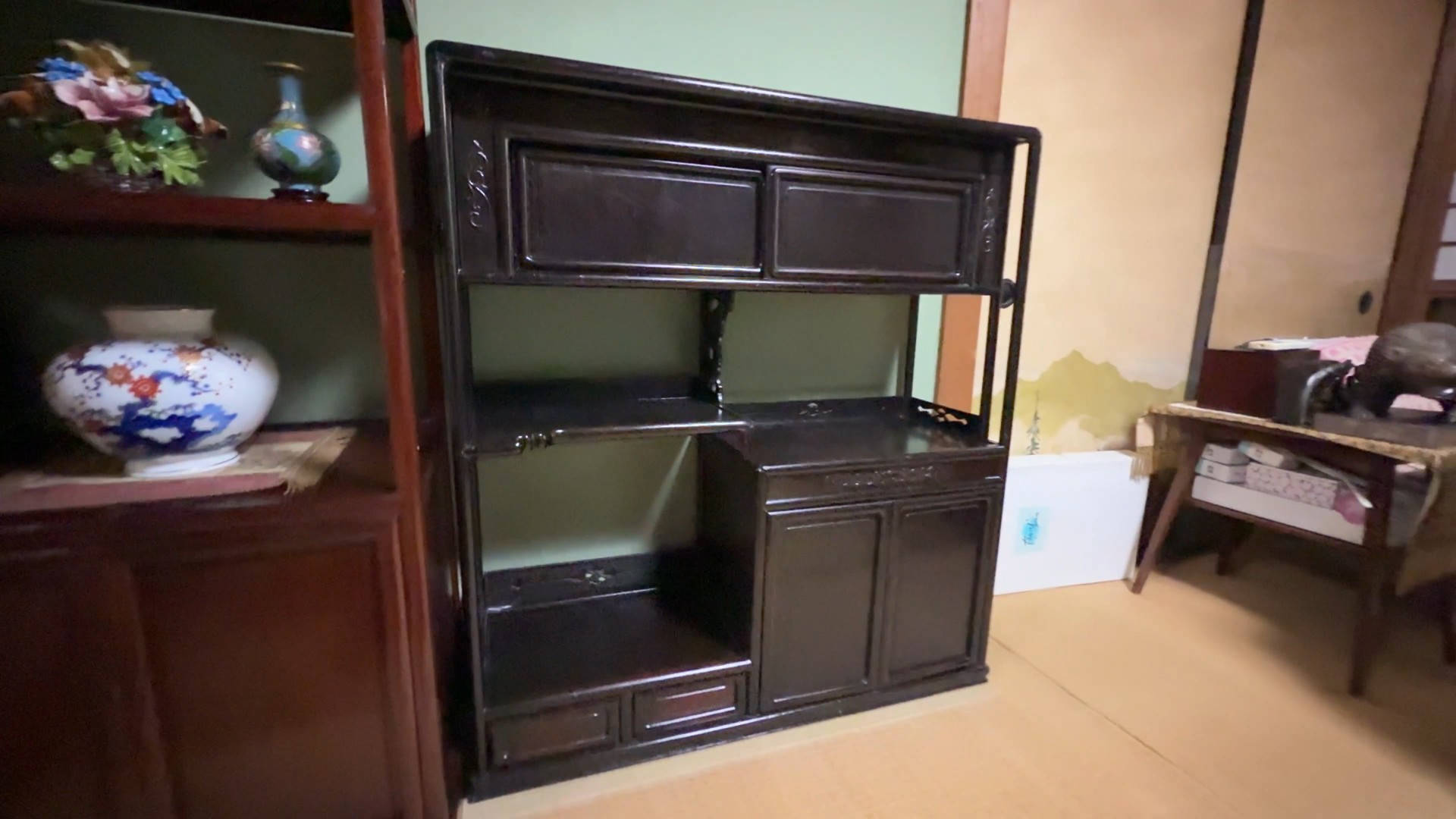 一度解体し強固に組み直され蘇った飾り棚