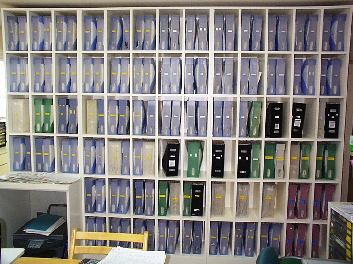 壁いっぱいに無数の仕切りを設けたクリニック様向けの特注カルテ棚