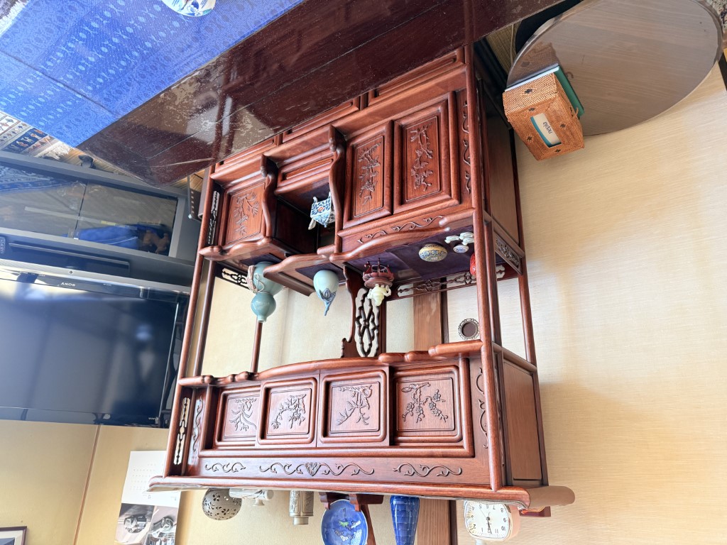 経年により色褪せが目立つ花梨の飾り棚