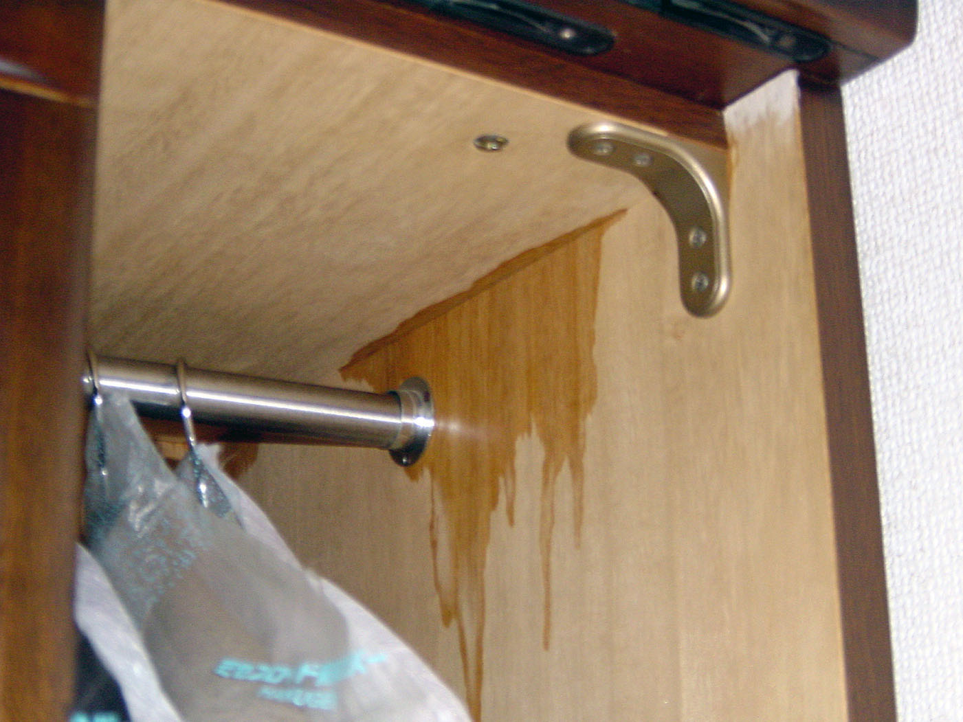 上階からの水漏れで水を吸い込んだ桐箪笥