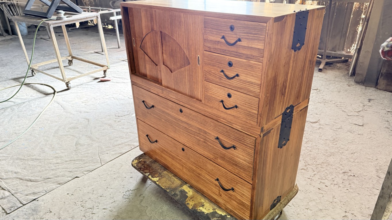 修理後：古さを残しつつウレタン塗装で実用的に蘇った桐箪笥