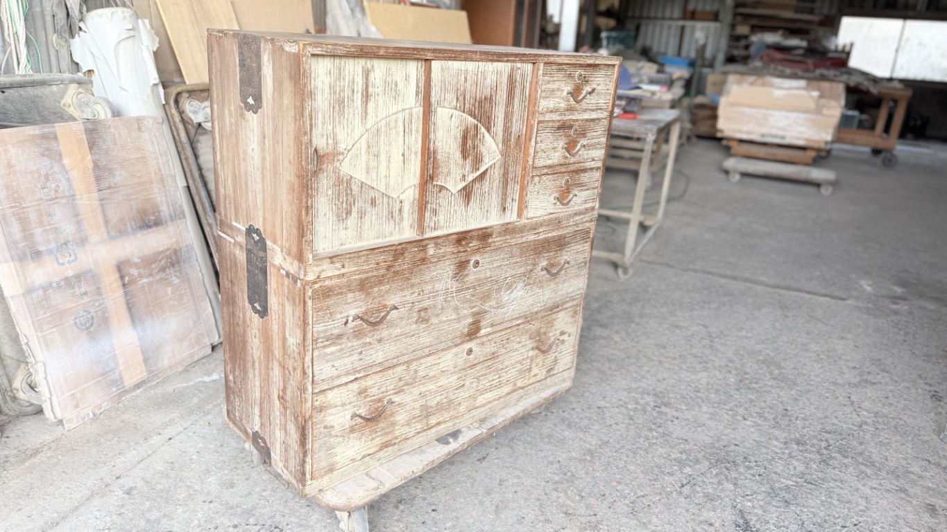 修理前：空き家に残されていた祖母の桐箪笥