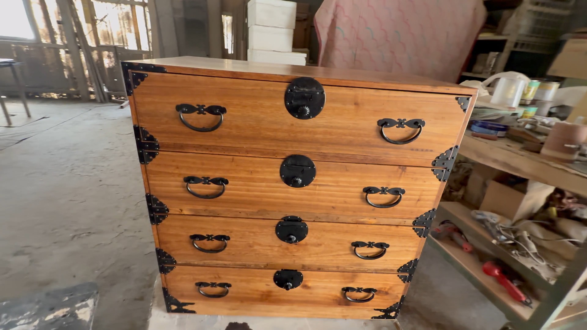 修理後：ウレタン塗装で気兼ねなく使えるよう蘇った桐箪笥