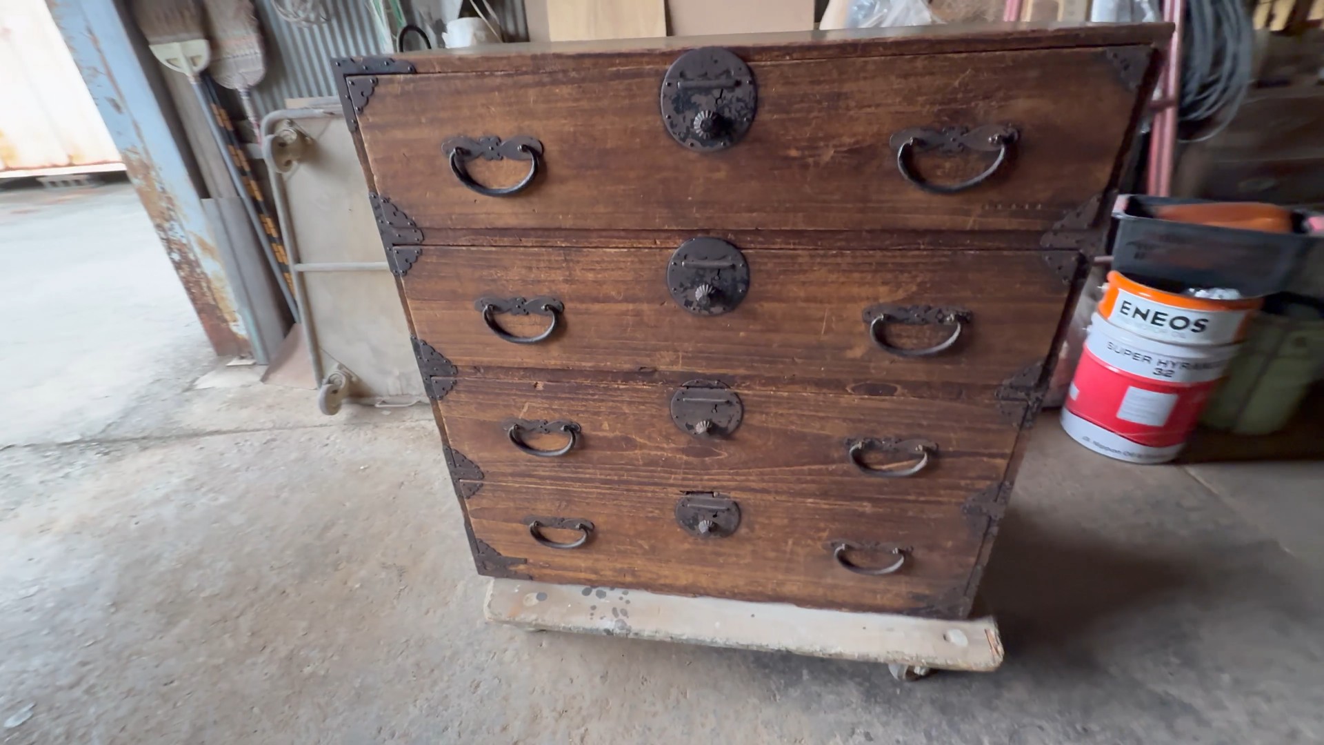 修理前：消火水で濡れ、傷みが進行した桐箪笥