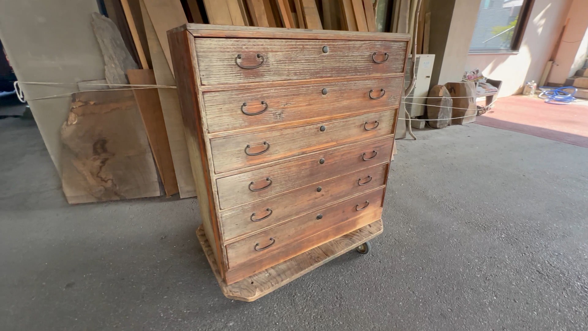 修理前：長年の使用で風合いの出た整理箪笥