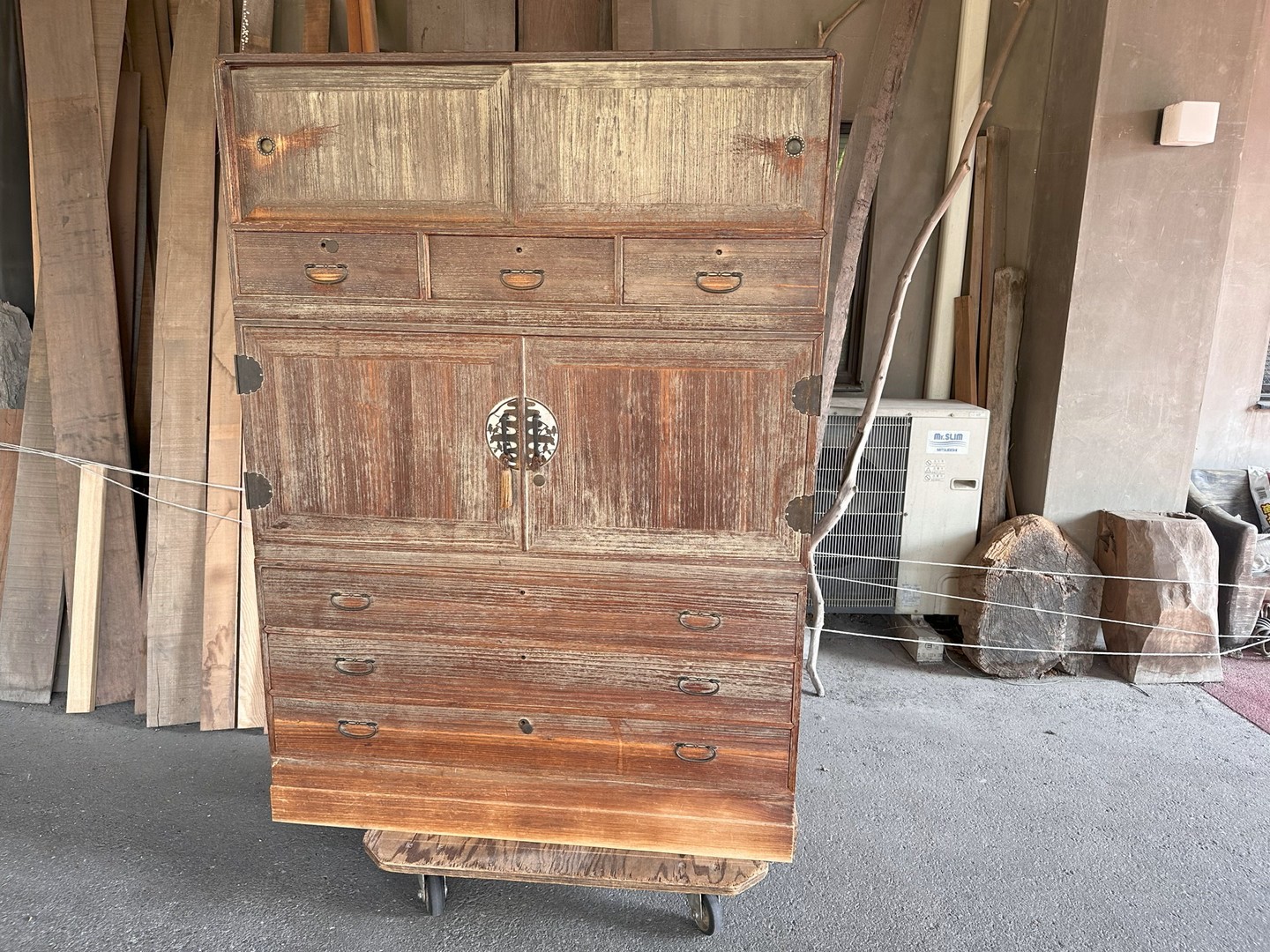 修理前：80年前の桐和箪笥