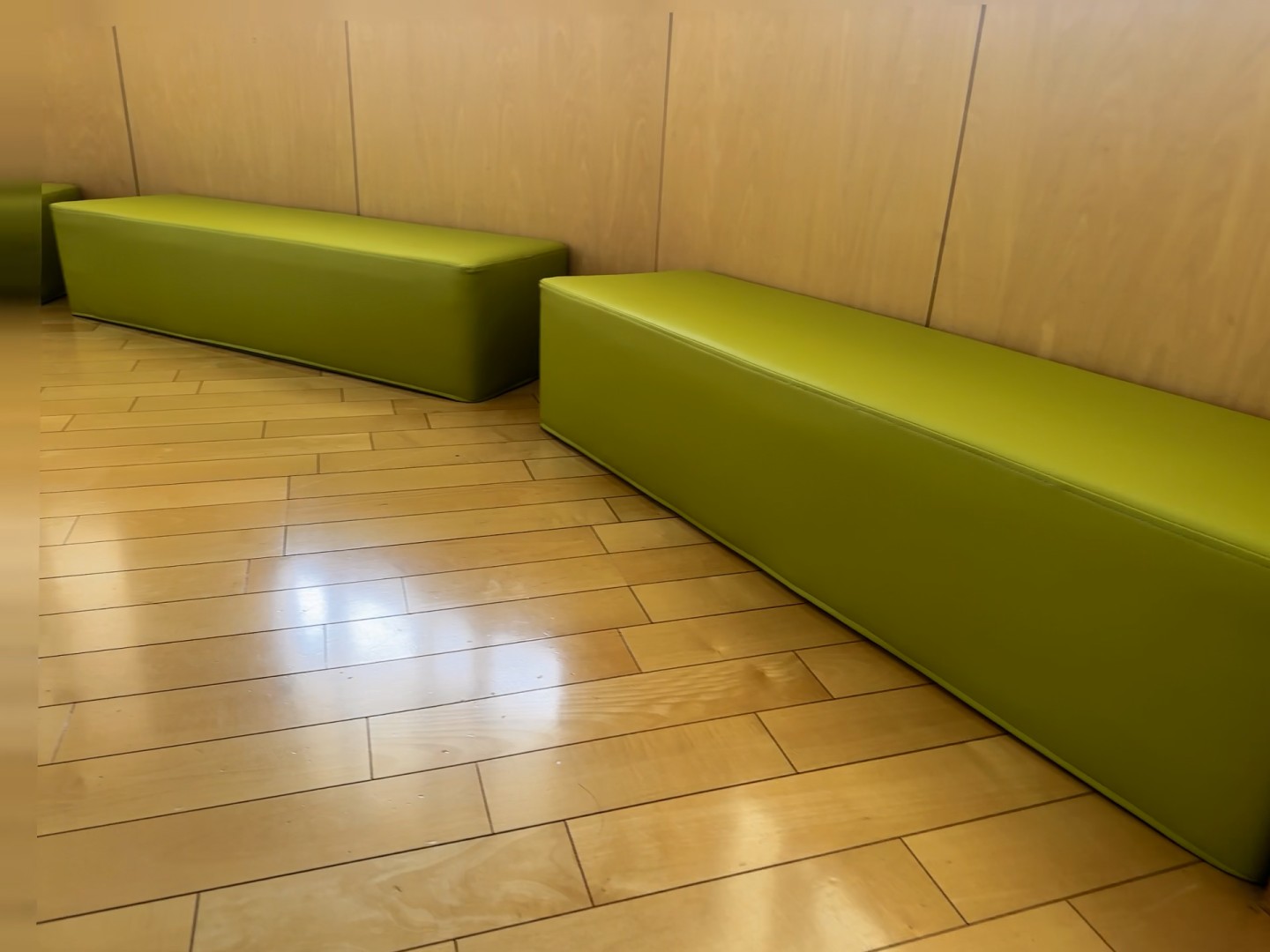 元の安全仕様を完全に再現して美しく張り替えられたベンチ 修理後