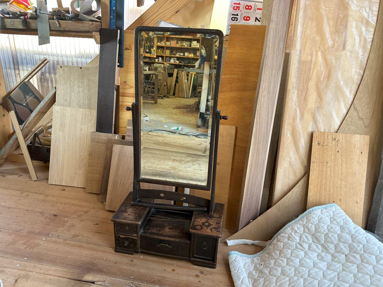 使われなくなった古い鏡台