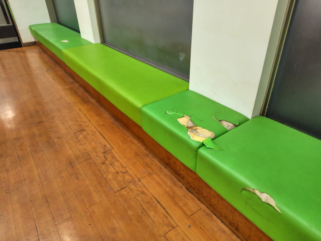 張地がボロボロになったパチンコ店様休憩コーナーのベンチ 修理前