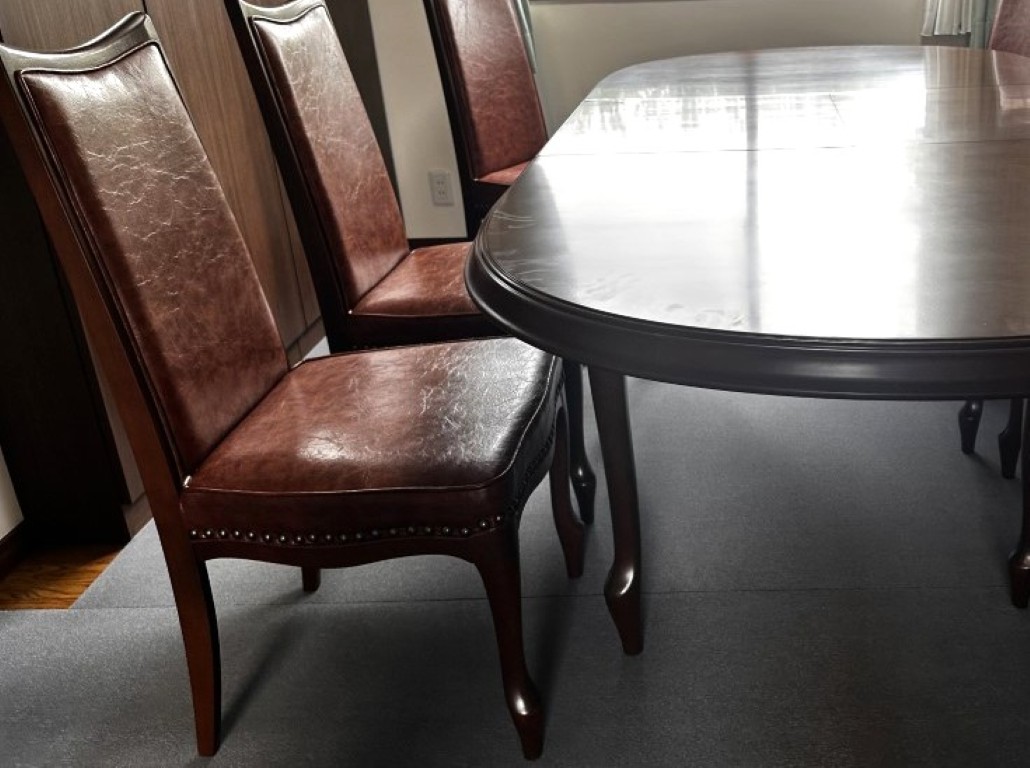 張替と再塗装で蘇ったマルニチェア