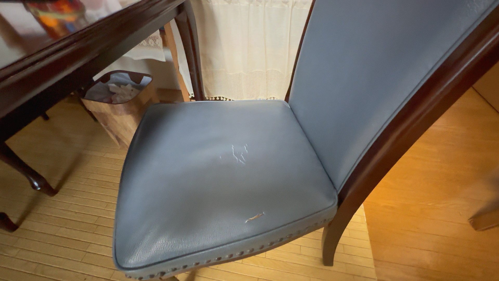 修理前のマルニ・ベルサイユLDチェア