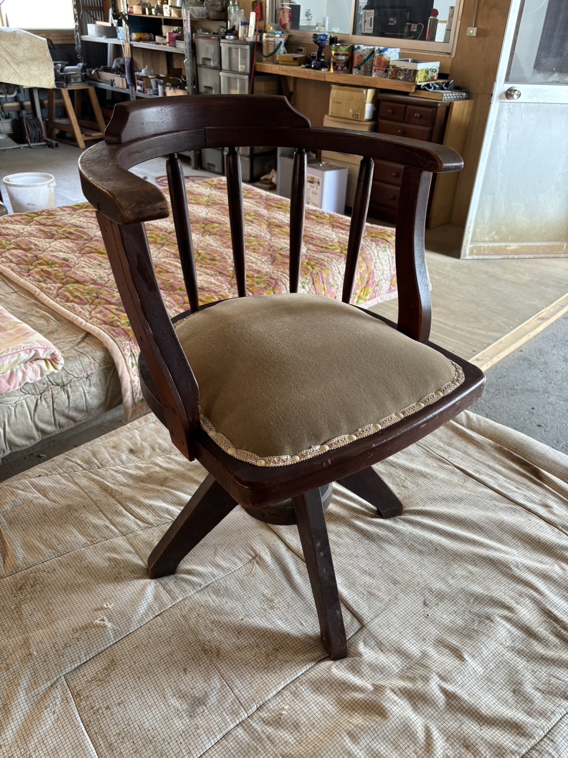 職人の手により美しく張り替えられたマルニの椅子 修理後