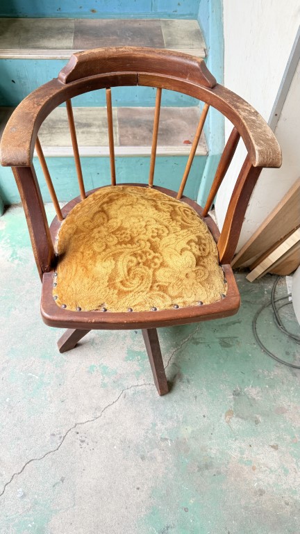 経年による傷みが見られるマルニのビンテージチェア 修理前