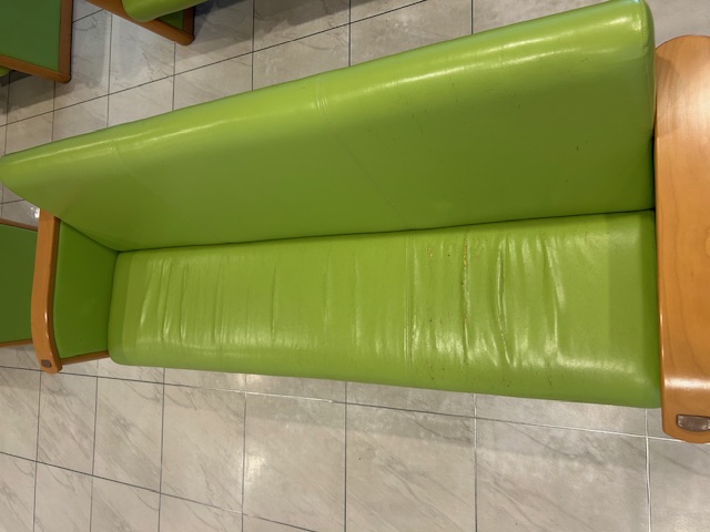 ソフトレザーが剥離し破けてしまった待合室ソファー 修理前