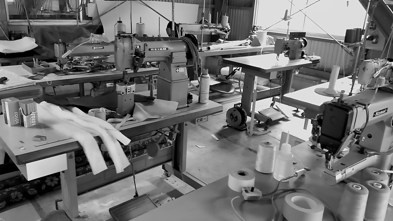 椅子・ソファーの縫製工場のミシン