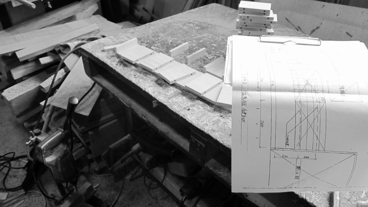 木製家具の作業台の画像