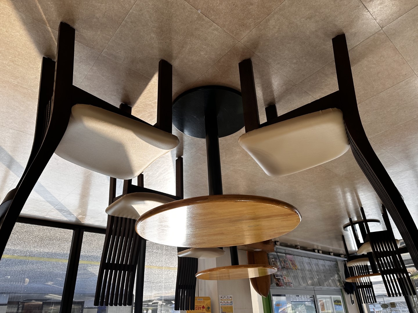 清潔で美しく張り替えられた道の駅の椅子 修理後