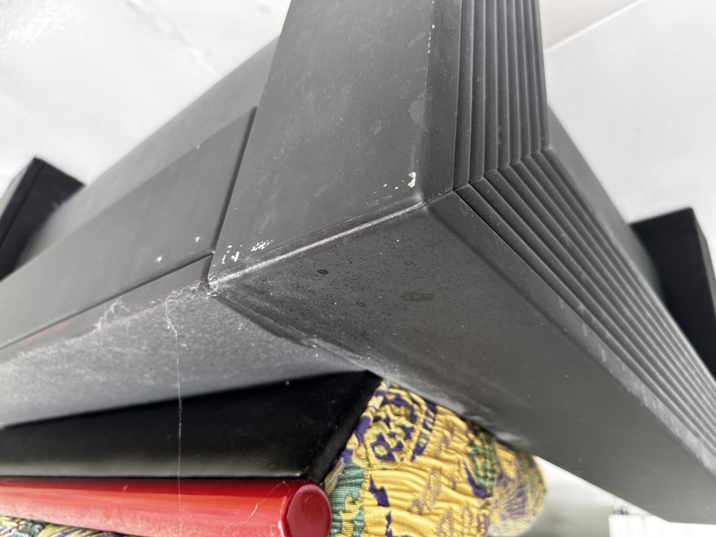 漆が剥がれてしまったモリシゲのソファー