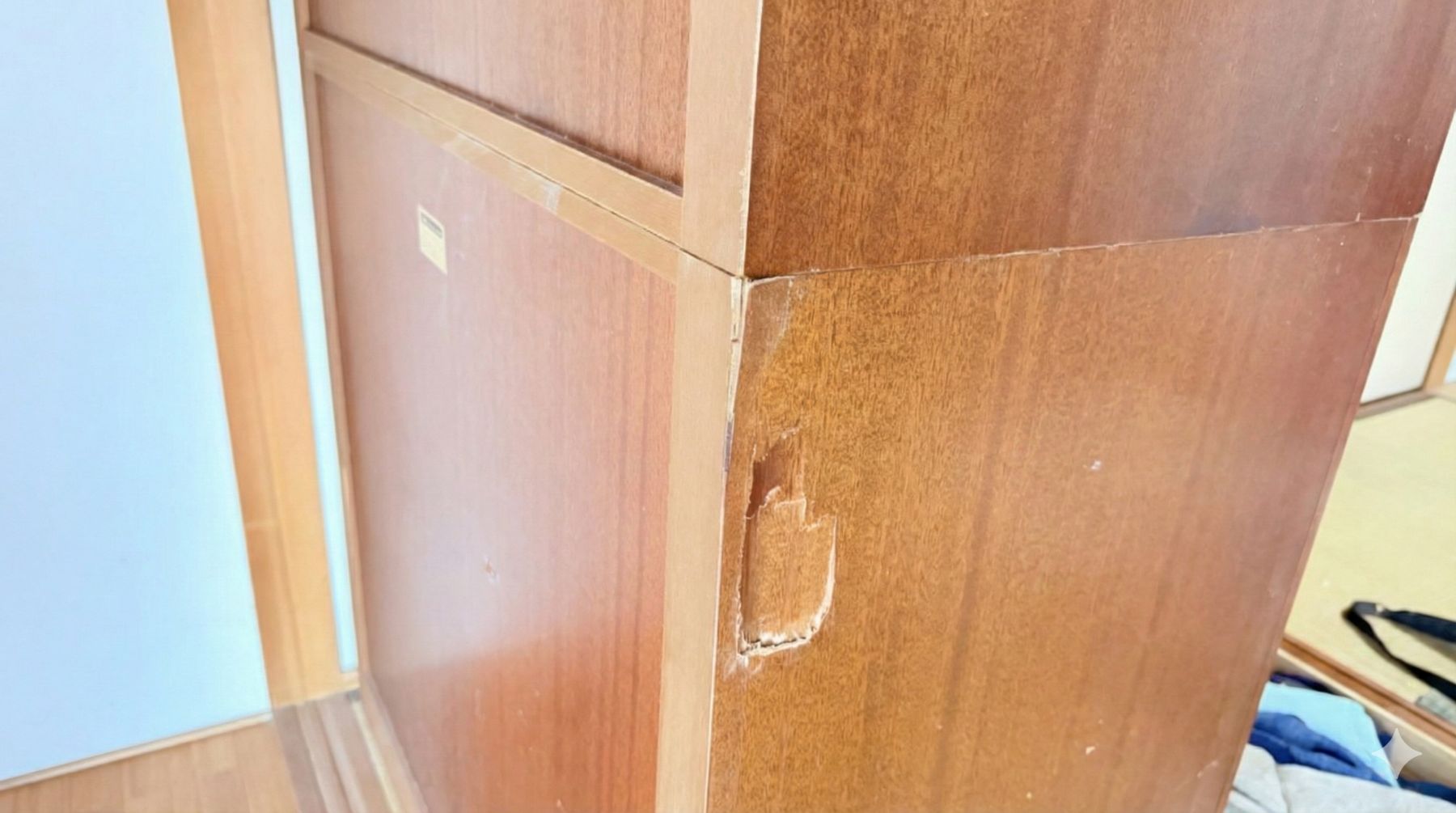 大破したモリタインテリア製の箪笥