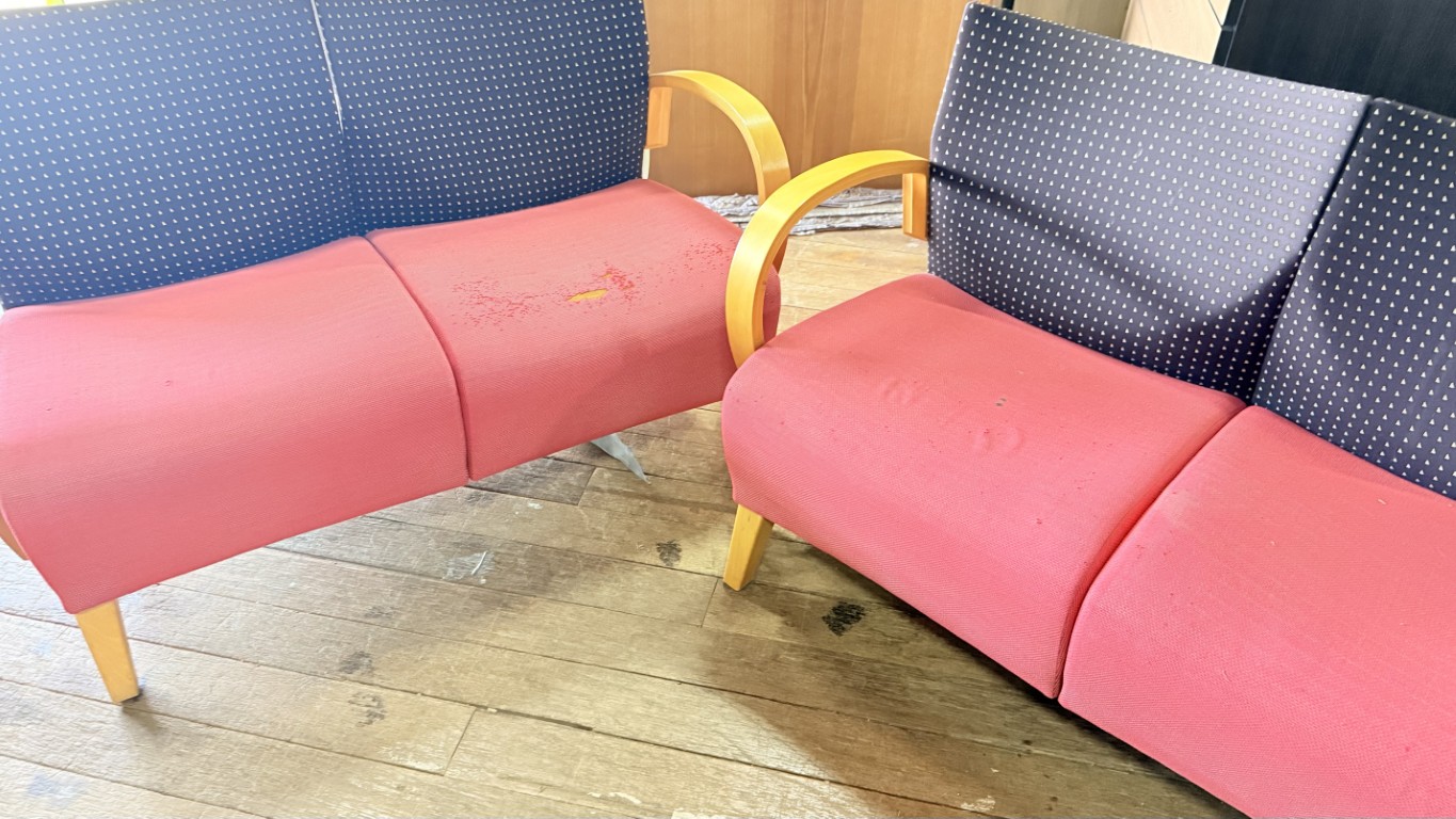 座面の布が破れてしまったオフィスロビーのソファー 修理前