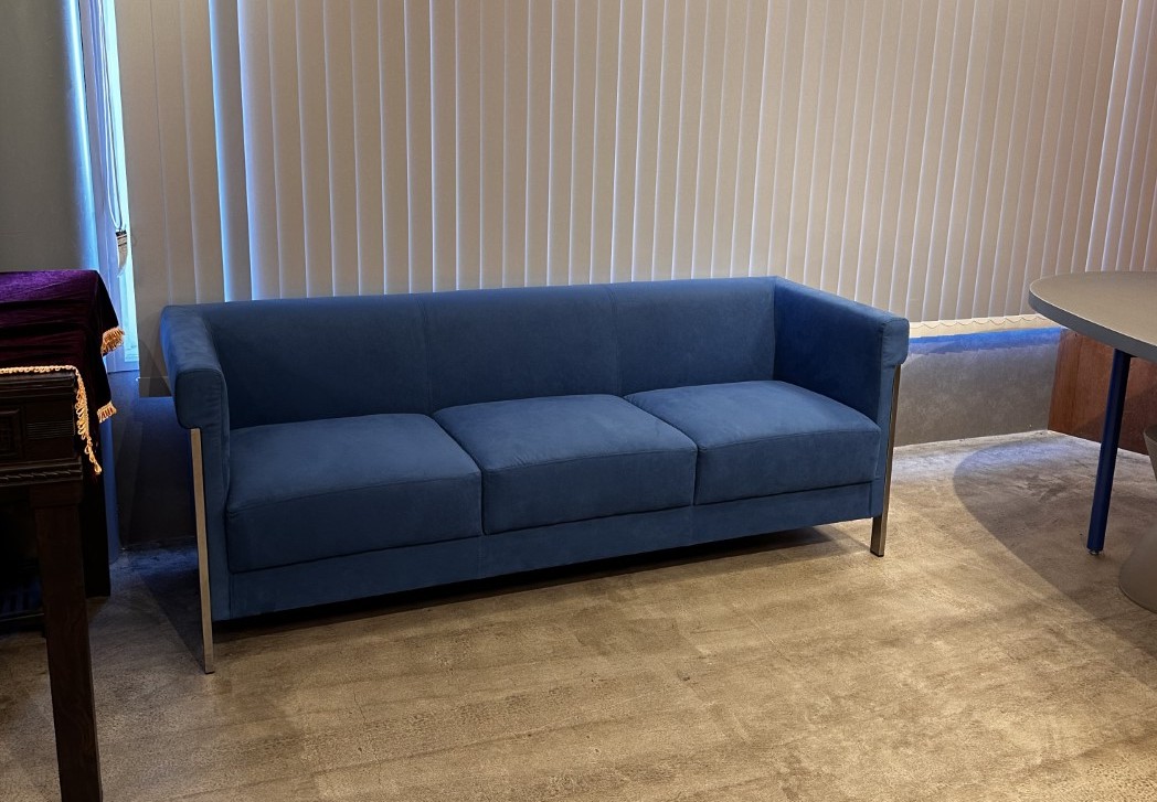 最高級素材アルカンターラで風格を取り戻したロビーソファー 張替後