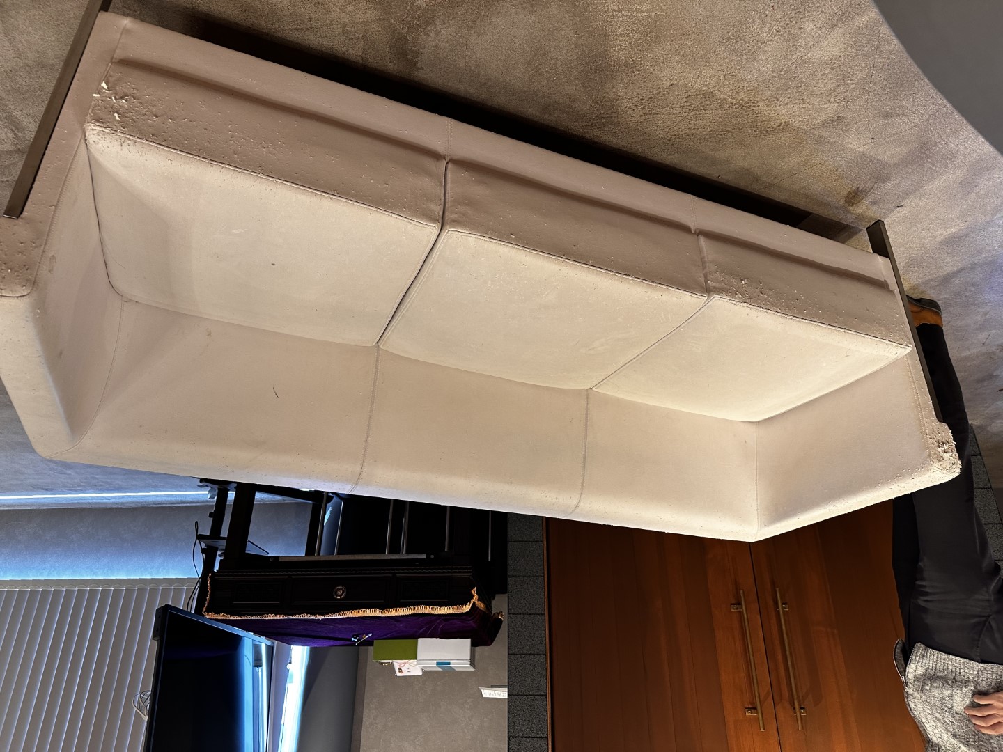 薬品会社様ロビーのPASCALソファー 張替前