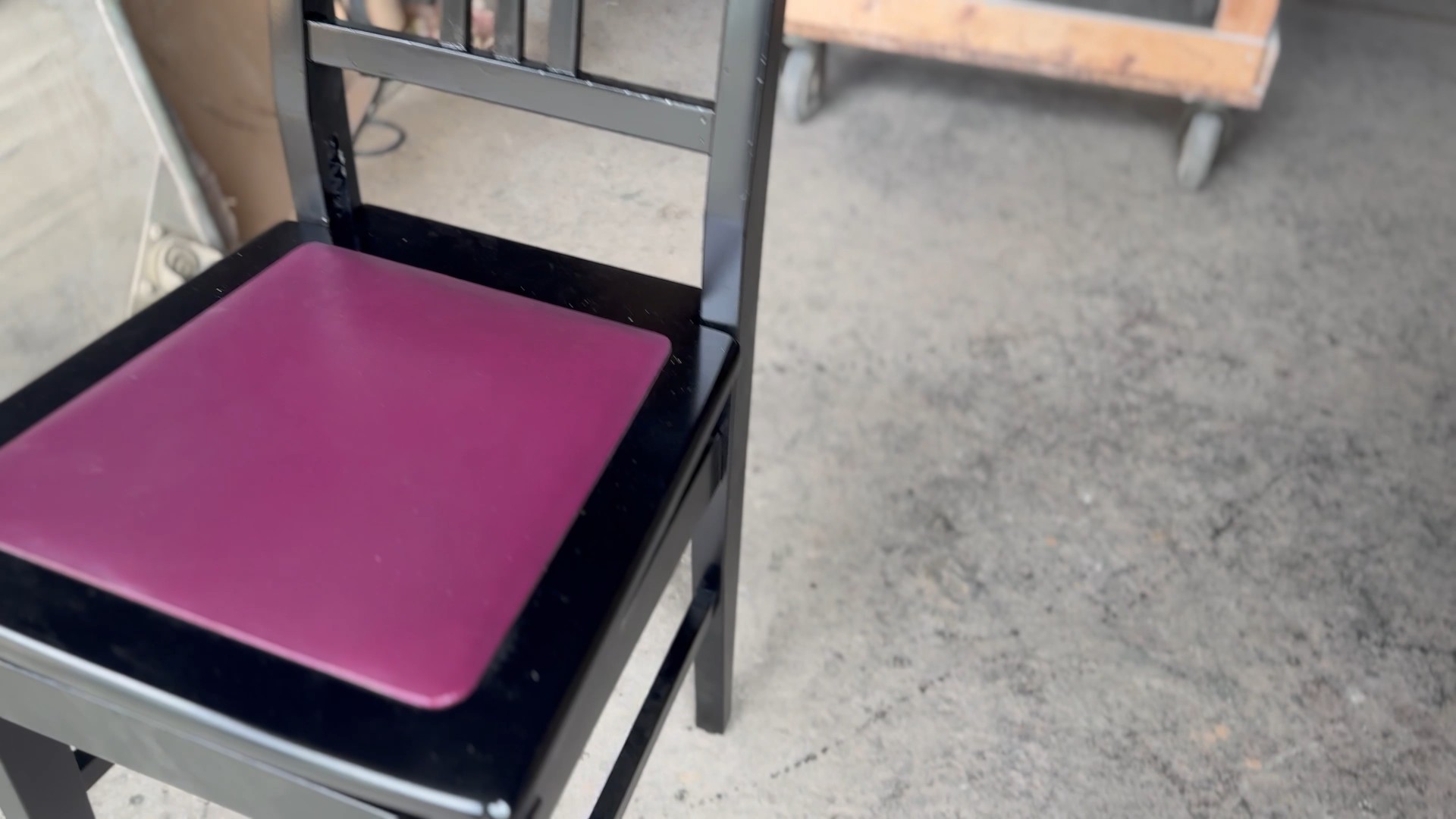 ウレタン塗装で鏡面に仕上がったピアノ椅子