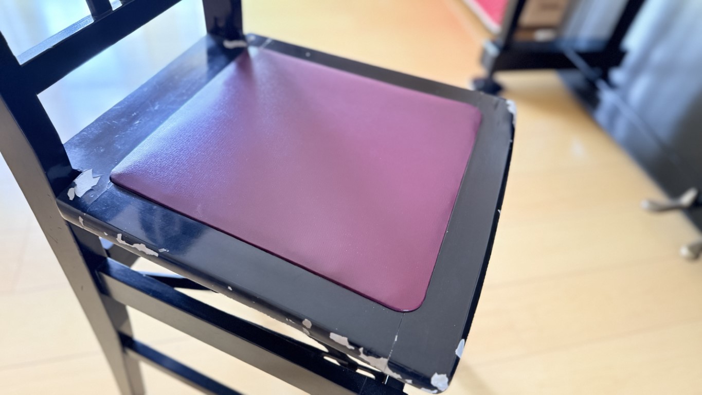 塗装が剥がれてしまったピアノ椅子