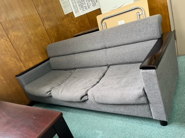 ウレタンが痩せ細り劣化が激しい簡易郵便局の応接ソファー 修理前