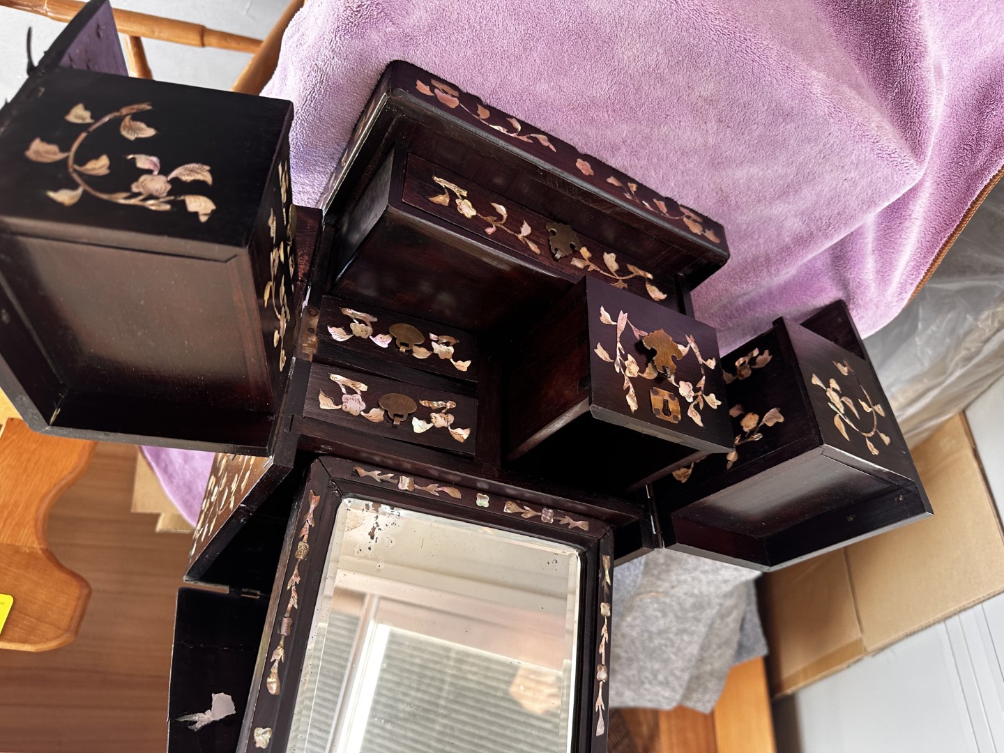 慎重に組み立て塗装して蘇った螺鈿細工