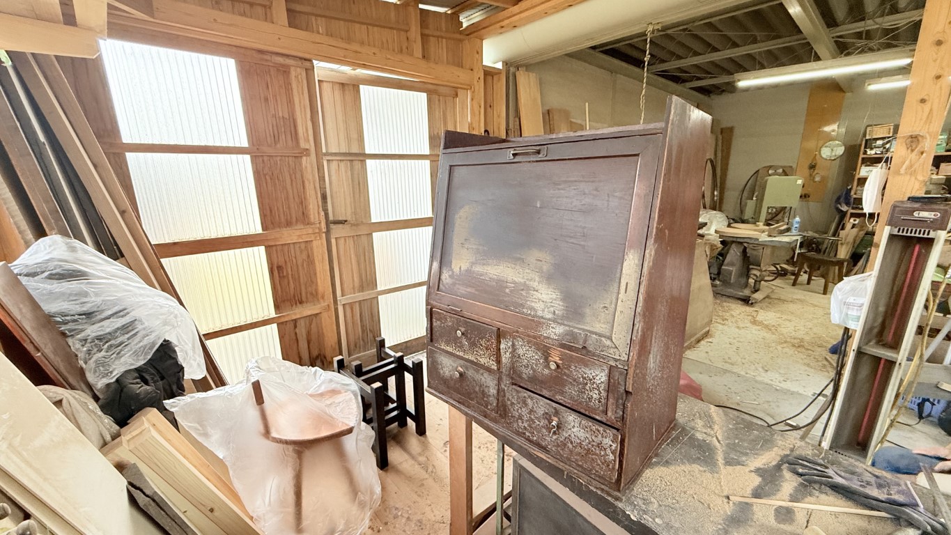 水害でカビだらけになったライティングビューロー