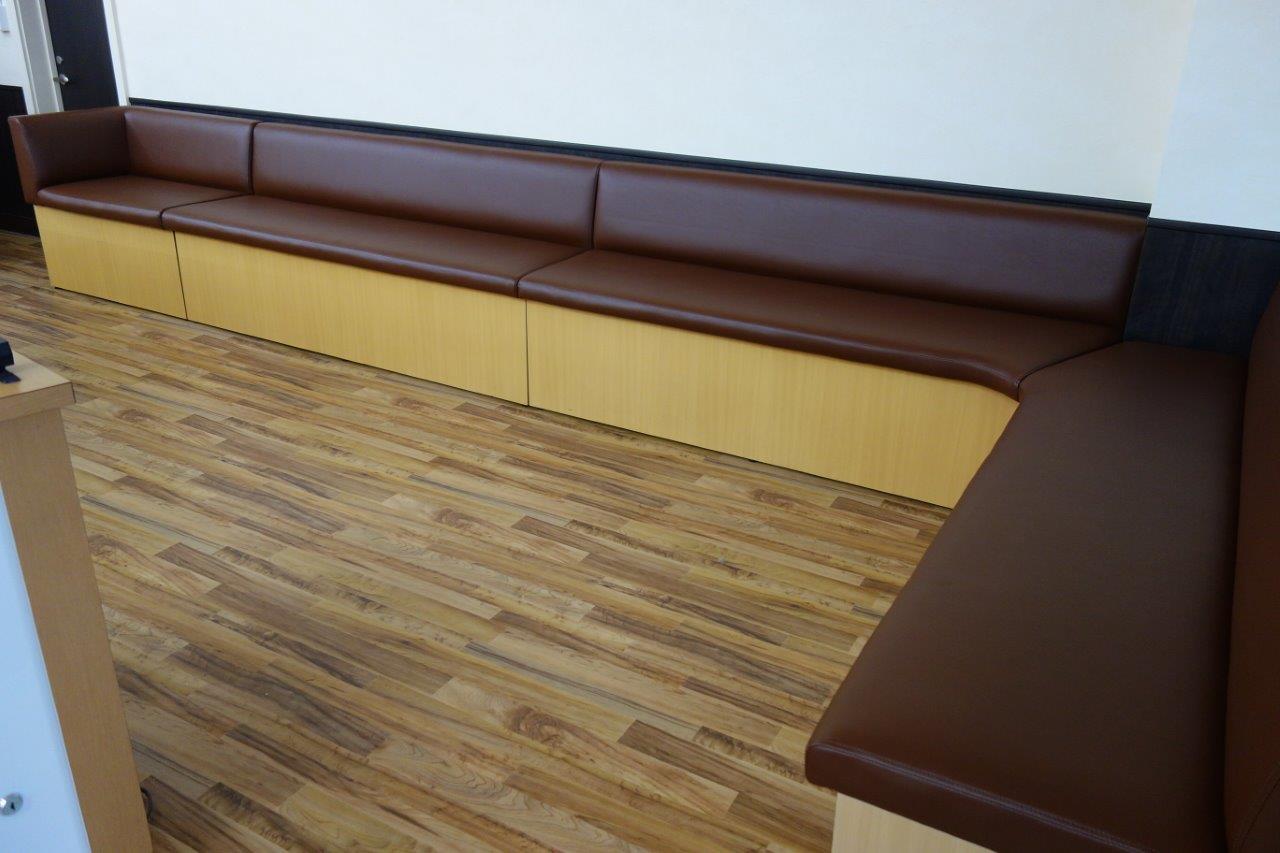 張替と木部のメラミン上貼りで清潔感あふれる姿に蘇ったソファー 修理後