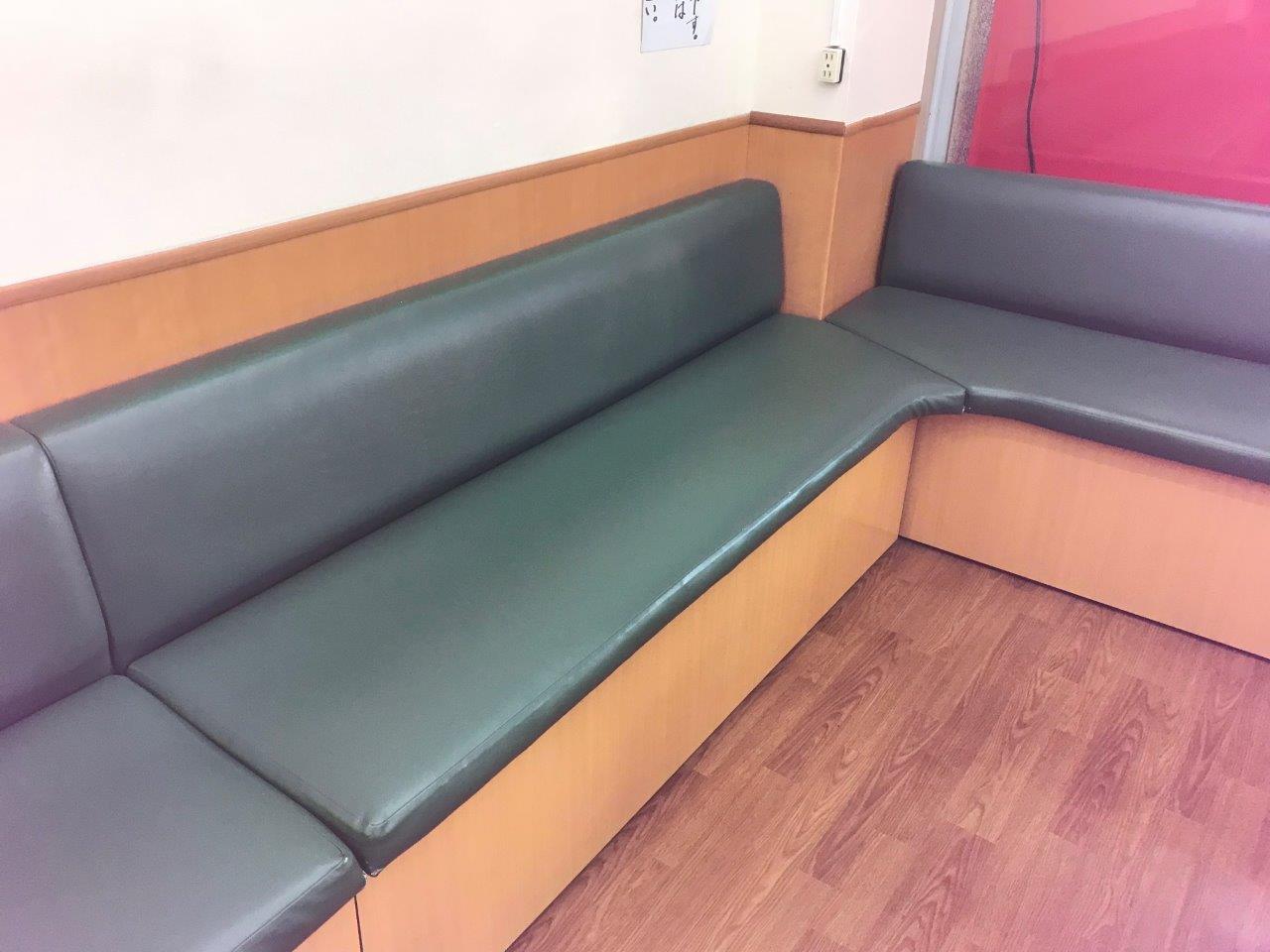 定期メンテナンスをご依頼いただいた理容室の待合室ソファー 修理前