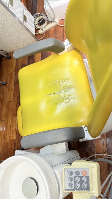 座面とヘッドレストが傷んだ歯科診療ユニット 修理前