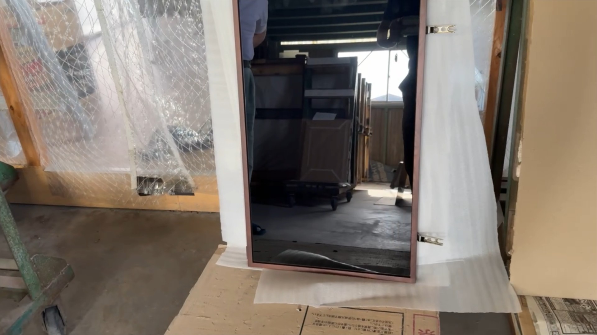 色味を調整したガラスで美しく修復されたサイドボード