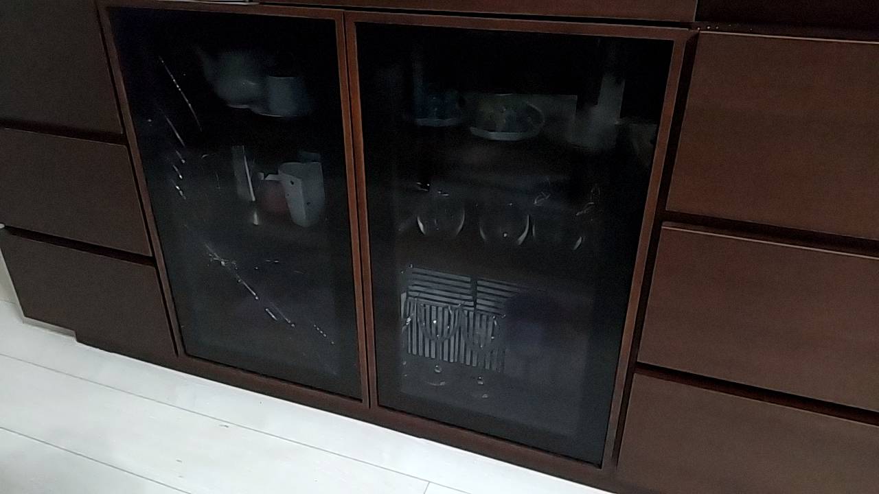 割れてしまったサイドボードの特殊印刷ガラス