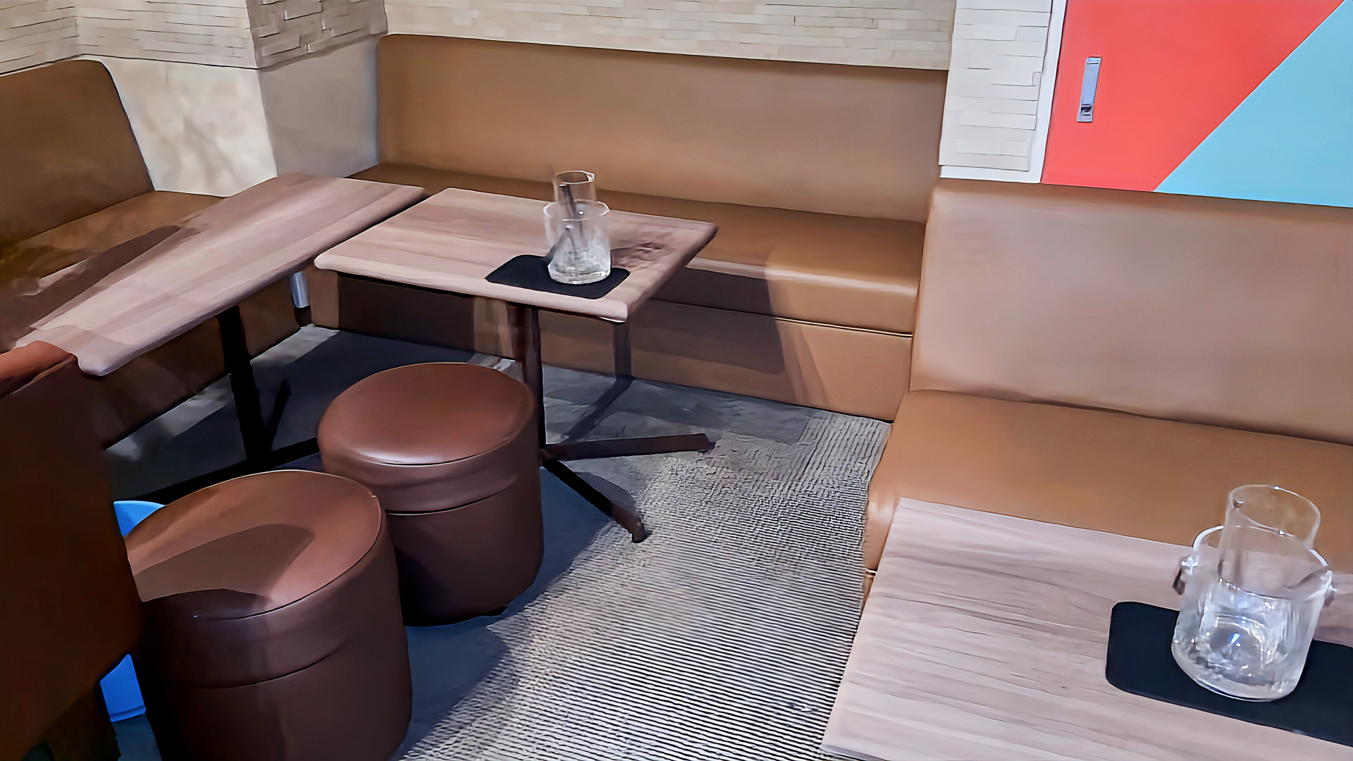 改装後の店舗サイズにぴったり合わせたオーダーメイドソファー 完成写真